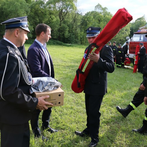 Przekazanie sprzętu dla Ochotniczych Straży Pożarnych